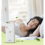 מפיץ ריח חשמלי ליד אישה ישנה, יוצר אווירה ריחנית נעימה בבית.