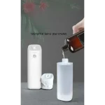 מפיץ ריח חשמלי עם שמן בושם אולטרסוני ליד בקבוק שמן ריחני. מוצרי ריח לבית.