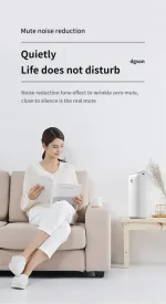 אישה יושבת על ספה, קוראת ספר ליד מפיץ ריח חשמלי, בסביבה שקטה ונעימה.