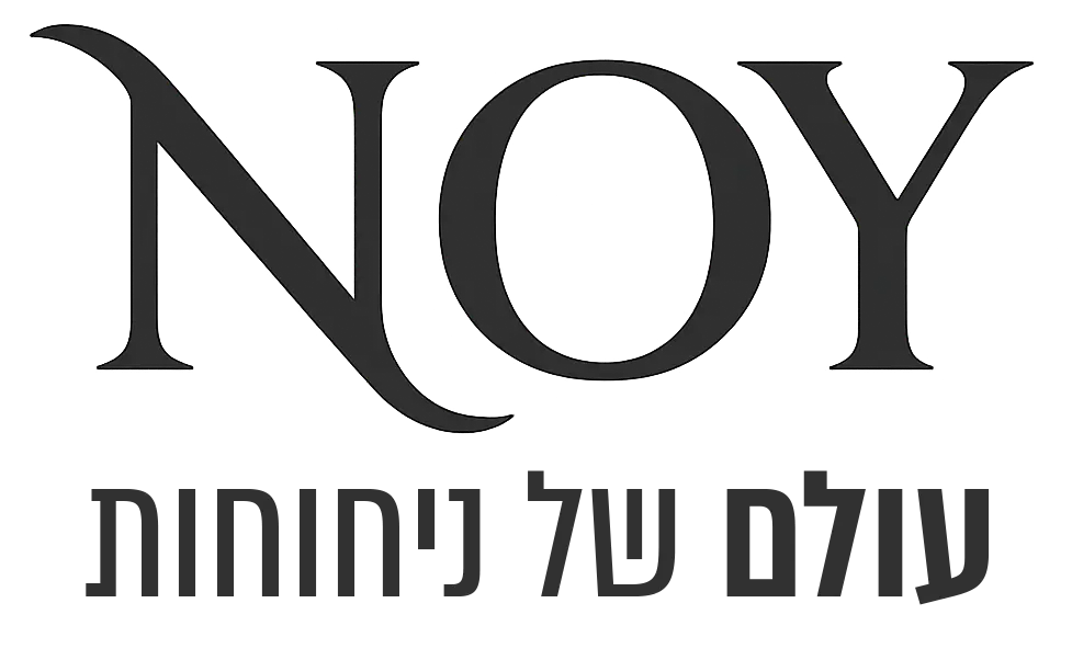 לוגו של מותג נרות ריחניים, "Noy", עם כיתוב בעברית ואלמנטים מעוצבים.