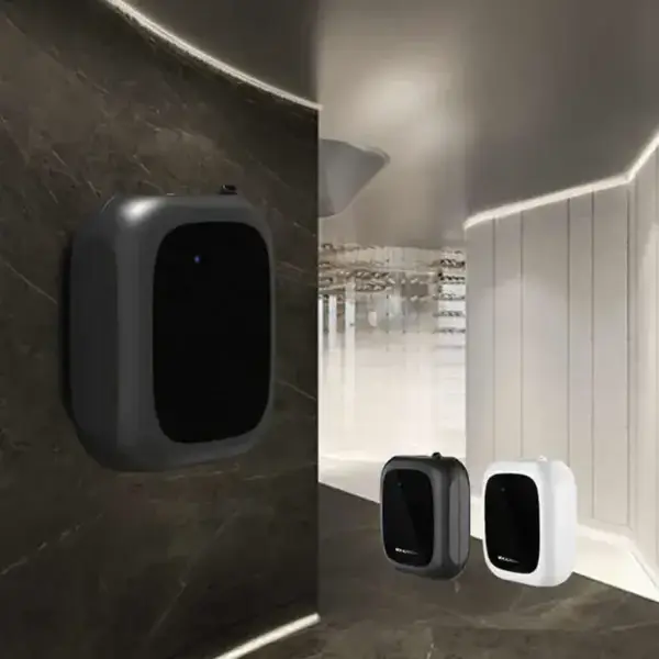 מפיצי ריח חשמליים בצבעים שחור ולבן בחלל מודרני, מתאימים לשדרוג ריח בבית.