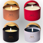 נרות סויה ריחניים בצבעים שונים, עם מכסה מעץ, מותג NOY, מיוצרים בישראל.