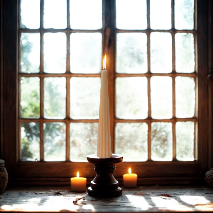 נר מעוצב Line Style1 נר סויה ריחני בוער ליד חלון, משרה אווירה חמימה ונעימה בבית.