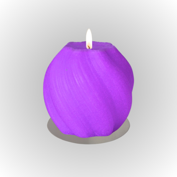 נר סויה ריחני בצורת כדור צבעוני, בעיצוב מודרני, מואר בנר דולק.