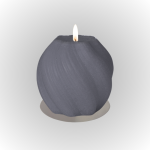 נר סויה ריחני בצורת כדור צבע אפור עם להבה דולקת, מתאים לשיפור אווירה בבית.
