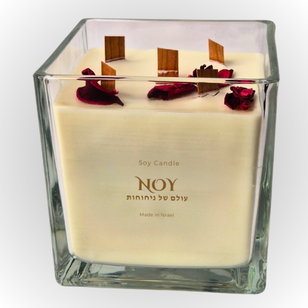 נר סויה ריחני בעיצוב אלגנטי עם פיסות עץ ופרחים מיובשים. מוצר איכותי לשיפור ריח הבית.