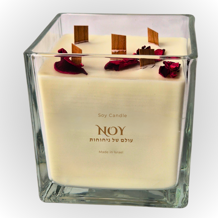 נר סויה ריחני בעיצוב אלגנטי עם פיסות עץ ופרחים מיובשים. מוצר איכותי לשיפור ריח הבית.