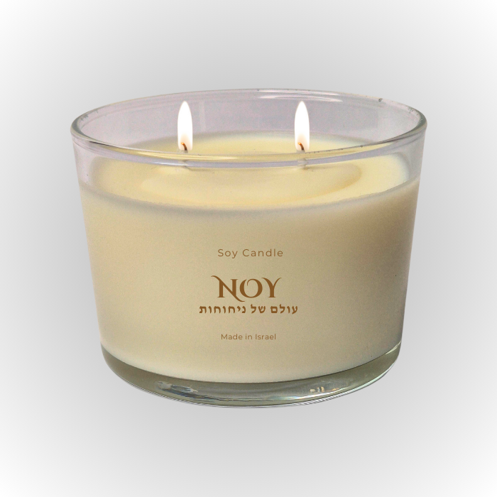 נר סויה ריחני עם שני פתילים באריזת זכוכית, מוצר איכותי ליצירת אווירה נעימה בבית.