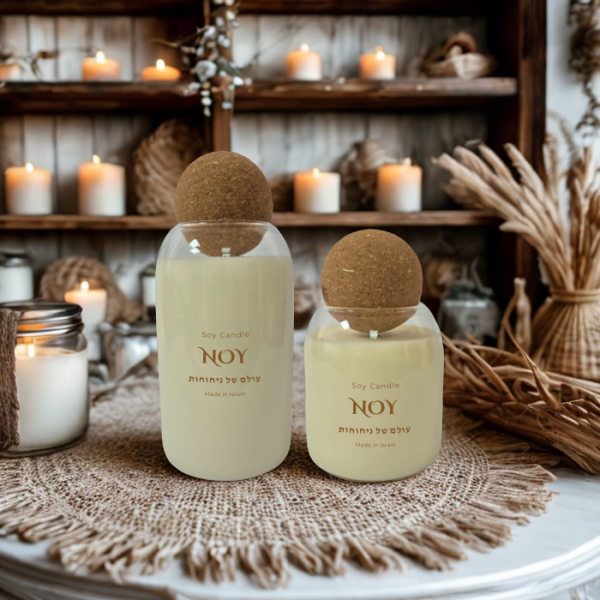 נרות סויה ריחניים בעיצוב אלגנטי, מושלמים ליצירת אווירה נעימה בבית.