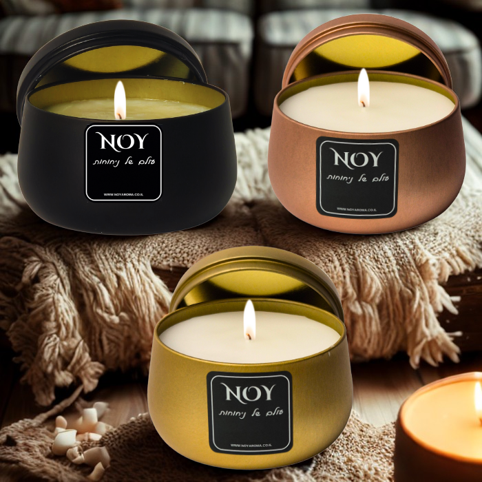 נר סויה Urban Chic נרות סויה ריחניים בשלושה צבעים, מונחים על פיסת בד טקסטיל בבית, יוצרים אווירה נעימה.