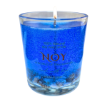 נר סויה ריחני בצבע כחול, עם תווית "NOY" ואלמנטים מעוטרים בתחתית.