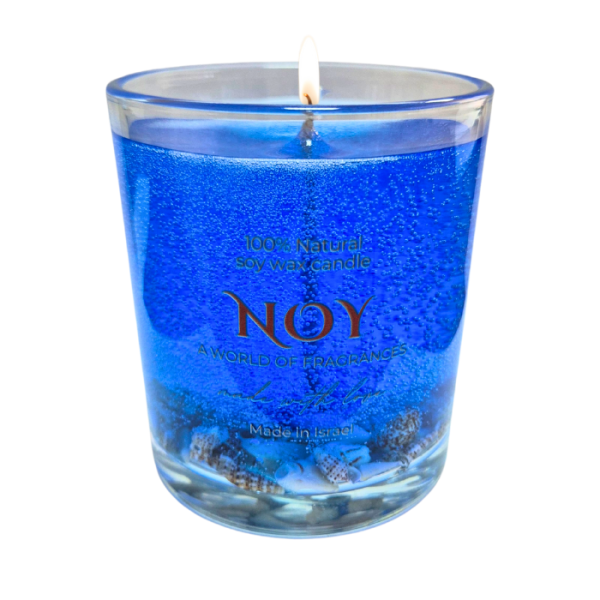 נר סויה ריחני בצבע כחול, עם תווית "NOY" ואלמנטים מעוטרים בתחתית.