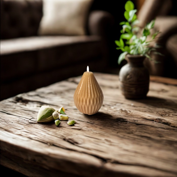 נר סויה ריחני מעוצב על שולחן עץ, עם קישוטים ירוקים ברקע. ריח נעים לבית.