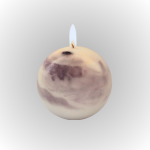 נר סויה ריחני בצורת כדור עם להבה קטנה, מושלם ליצירת אווירה נעימה בבית.