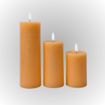 נרות סויה ריחניים בגדלים שונים פועלים, מוסיפים אווירה חמימה לבית.