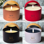 נרות סויה ריחניים בצבעים שונים, עם מכסים מעץ, מותג NOY, למכירה אונליין.