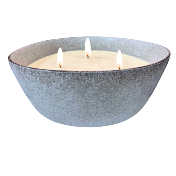 נר סויה ריחני עם שלוש פתילות, מציע ריחות טובים לבית ואווירה נעימה.